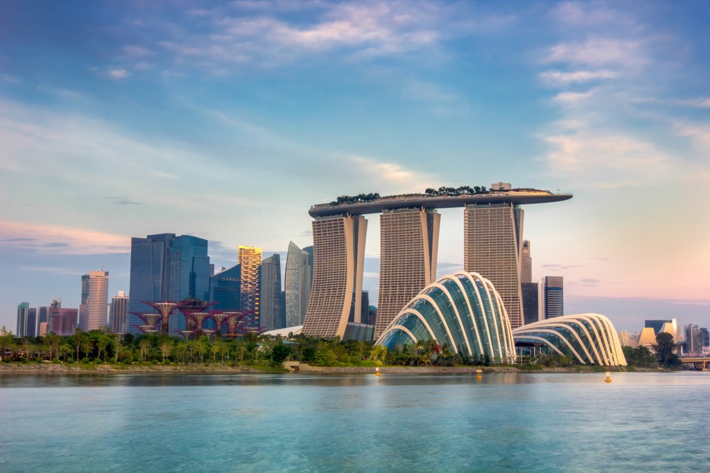 Skyline van Singapore met Marina Bay Sands en Gardens by the Bay aan het water.