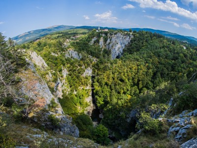Uitzicht over de Škocjan-grotten en het groene karstlandschap in Slovenië.