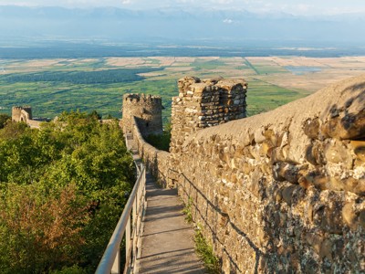 Stadswal en wachttorens van Sighnaghi met uitzicht over de Alazani-vallei in Georgië.