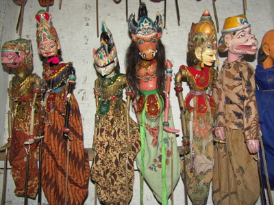 Traditionele Javaanse wayang golek-poppen in kleurrijke kostuums, onderdeel van de route Java, Bali, Lombok & Gili Air.
