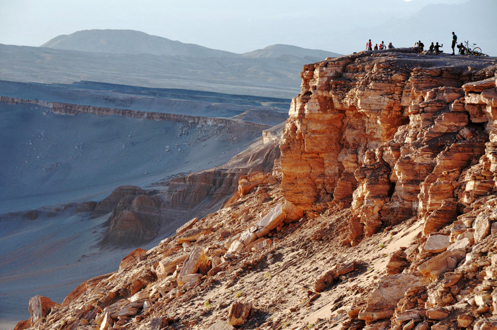 Uitzicht over rotskliffen in de Atacama-woestijn tijdens groepsrondreis Bolivia en Chili.