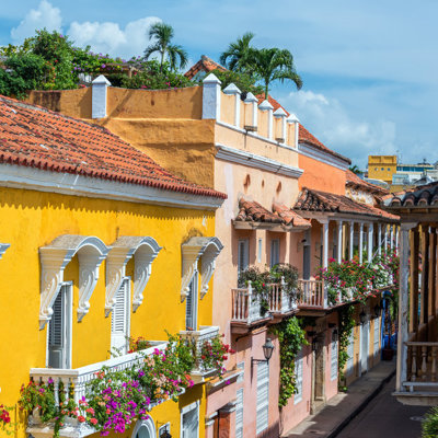 Kleurrijke koloniale huizen met balkons vol bloemen in Cartagena, tijdens een familiereis Colombia.