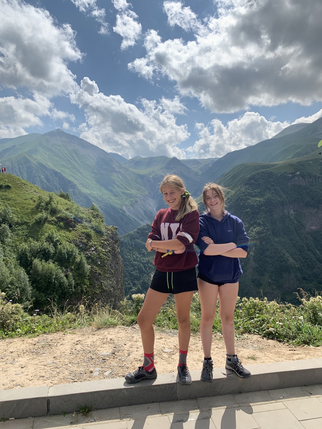 Twee tieners bij een berguitzicht in Georgië tijdens een familiereis.