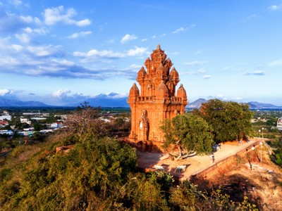 Rode Po Nagar Cham-toren in Nha Trang met uitzicht over de omgeving, Route Vietnam.