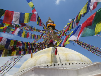 Boudhanath-stoepa in Kathmandu met kleurrijke gebedsvlaggen, startpunt van de Route Nepal Everest Base Camp.