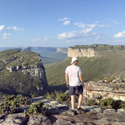 Jonge reiziger kijkt uit over de Chapada Diamantina in Brazilië tijdens een 22-35ers groepsrondreis.