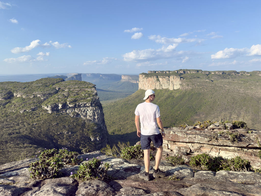 Jonge reiziger kijkt uit over de Chapada Diamantina in Brazilië tijdens een 22-35ers groepsrondreis.