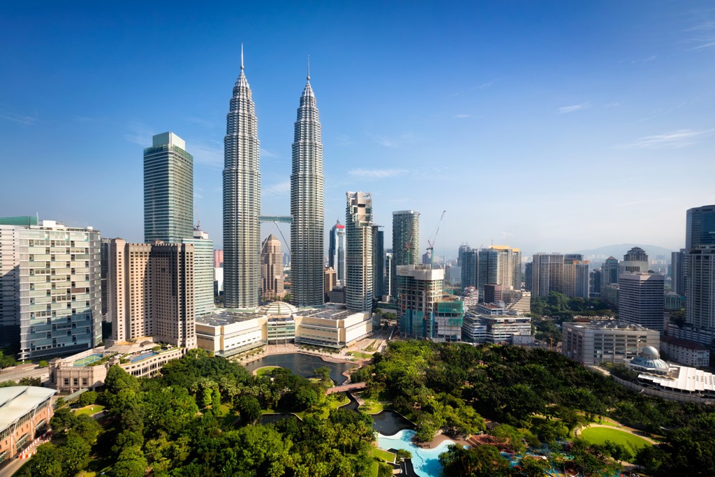Skyline van Kuala Lumpur met de Petronas Twin Towers en stadspark.