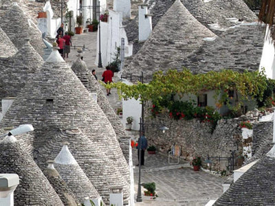 Trulli-huisjes met kegelvormige daken in Alberobello, Puglia, op de route naar Matera.