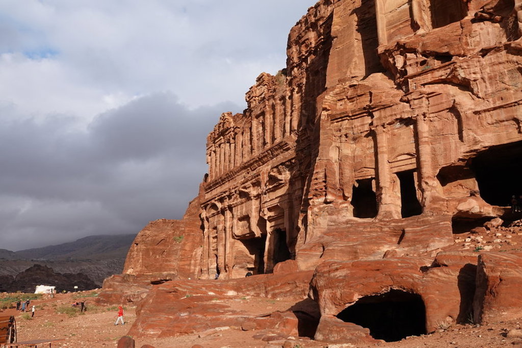 Rotsgraven en tempelfaçade in de oude stad Petra, Jordanië.