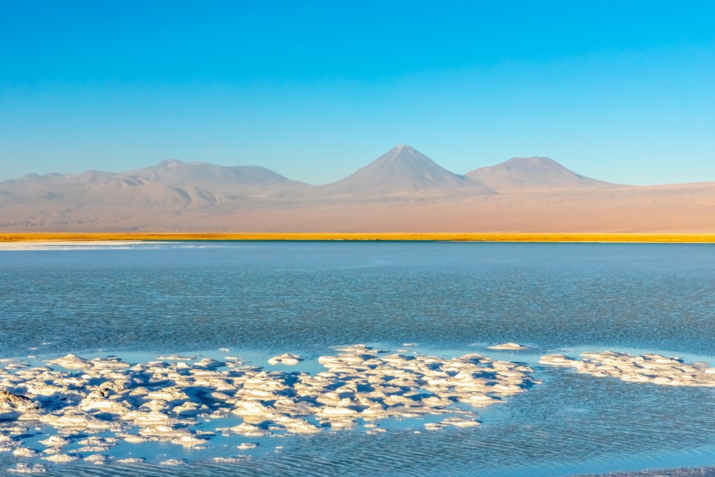 Lagune in de Atacama-woestijn met zoutvlakten en vulkanen tijdens groepsrondreis Bolivia en Chili.