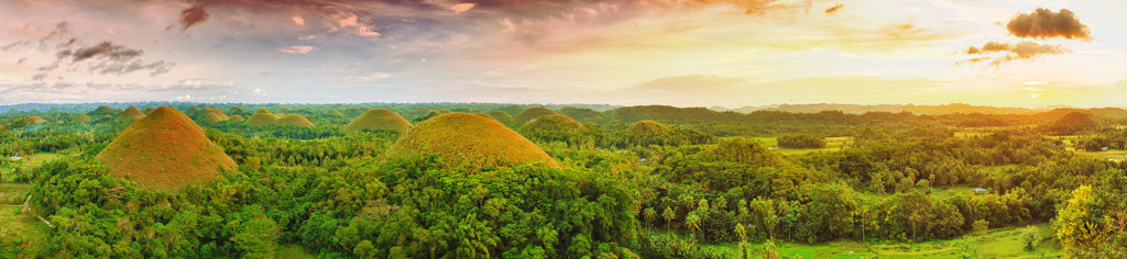 Chocolate Hills op Bohol, Filipijnen, bij zonsondergang.