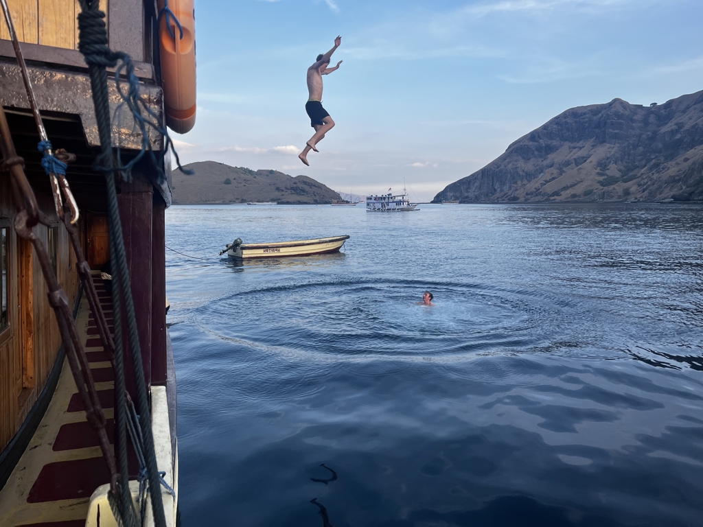 Zwemmen vanaf een boot in de baai bij Komodo, tijdens de familiereis Kleine Sunda Eilanden.