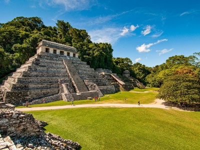 Maya-tempel in Palenque, omringd door jungle, tijdens de Route Mexico.
