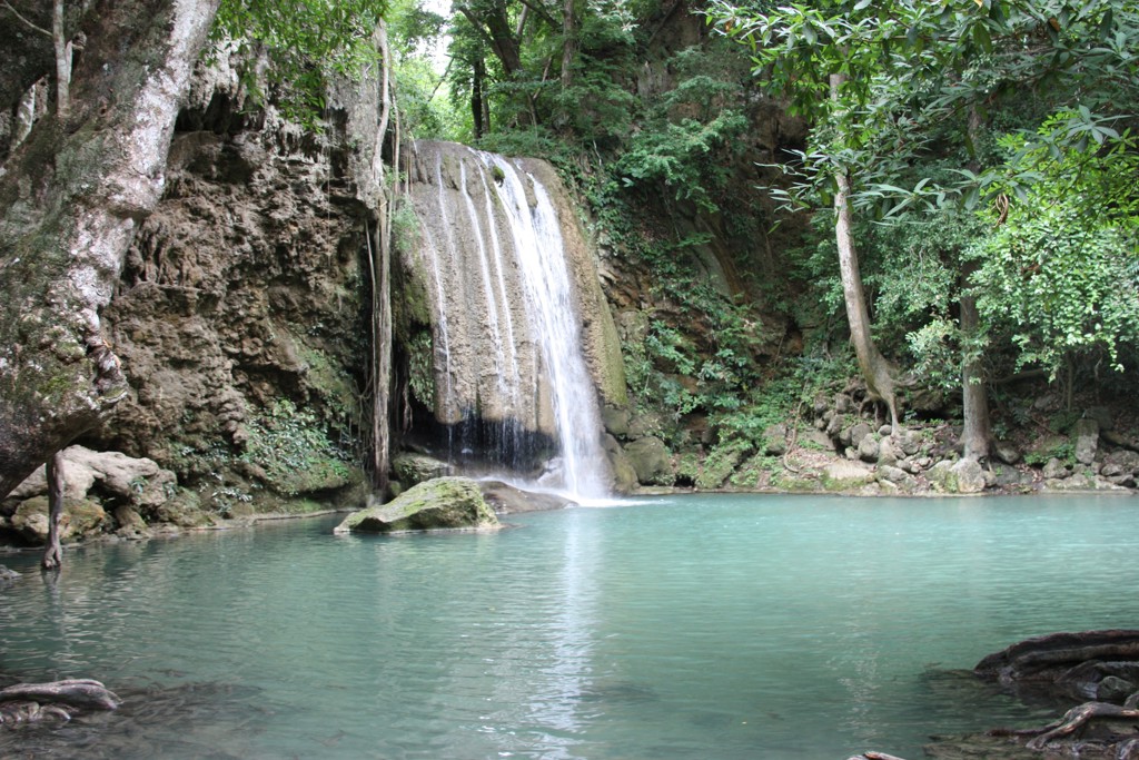Waterval in Thailand met turquoise zwembad in het regenwoud, hoogtepunt tijdens familiereis Thailand.