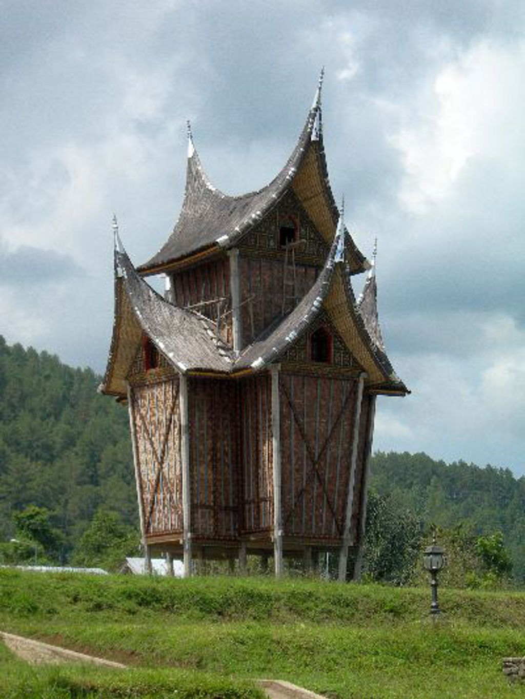Traditioneel Minangkabau-huis met puntdak op Sumatra tijdens groepsrondreis Sumatra, Java en Bali.