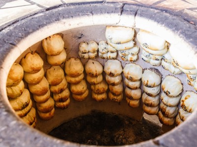 Versgebakken brood in een traditionele kleioven in Kirgistan langs de Zijderoute.