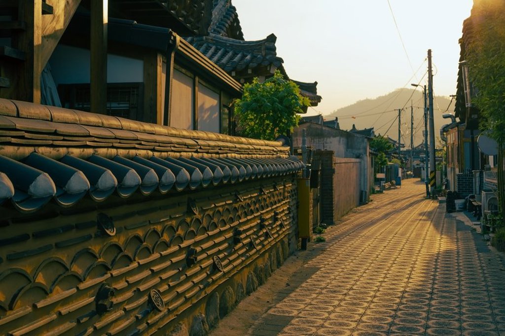 Traditionele Koreaanse tempeldaken met pagode tijdens een groepsrondreis door Zuid-Korea.