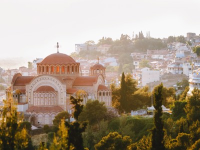 Koepelkerk met rode dakpannen in Thessaloniki tijdens zonsondergang, route Noord-Griekenland.