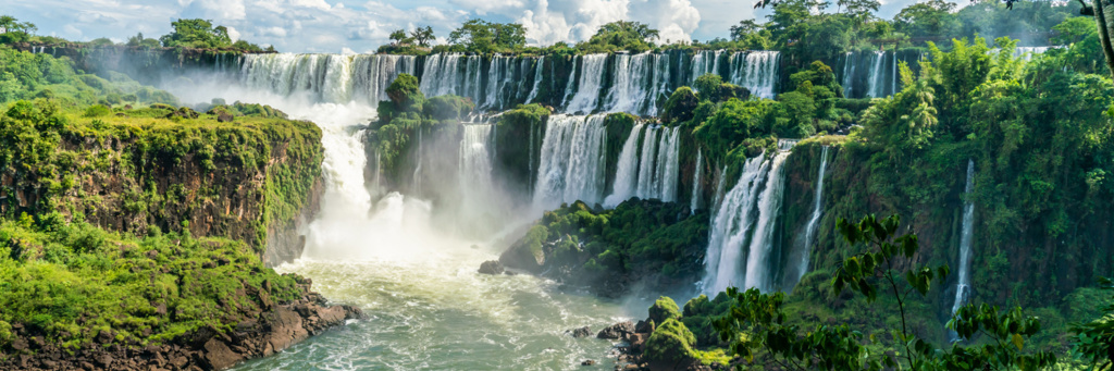 Panorama van de Iguazú-watervallen in Brazilië, omringd door tropisch regenwoud.