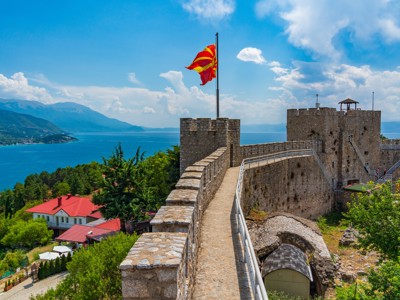 Fort van Ohrid aan het Meer van Ohrid in Noord-Macedonië, met uitzicht op het water en bergen.
