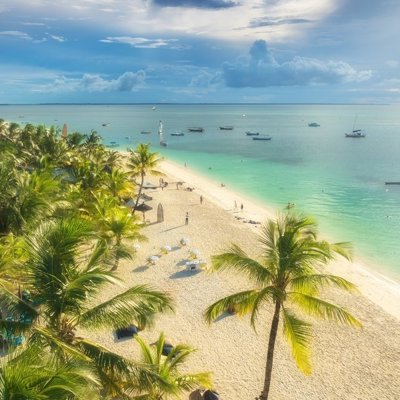 Lodge met veranda en palmbomen tijdens groepsrondreis Kenia, Tanzania en Zanzibar.