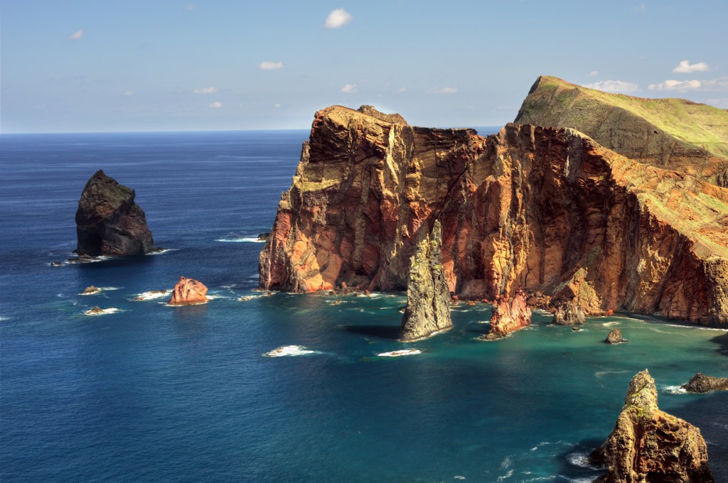 Rotsachtige kust met kliffen en zee bij Madeira, Portugal.