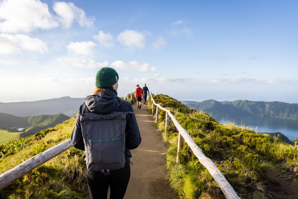 Wandelaars op bergpad met uitzicht op kratermeer op São Miguel, Azoren, tijdens wandelvakantie.