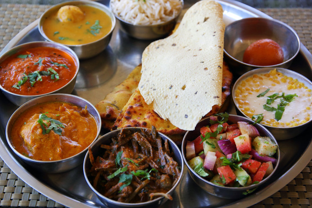 Indiase thali met curry’s, rijst, naan en bijgerechten tijdens een 22-35ers reis India.