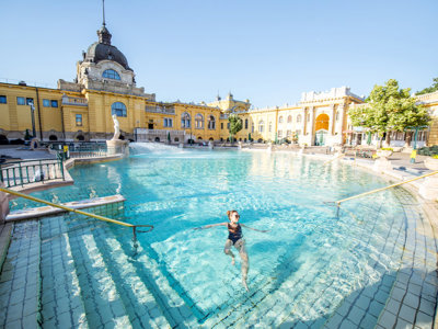 Szechenyi-thermaalbad in Boedapest met buitenbad en historische gebouwen, stop op de Oriënt Express naar Istanbul.