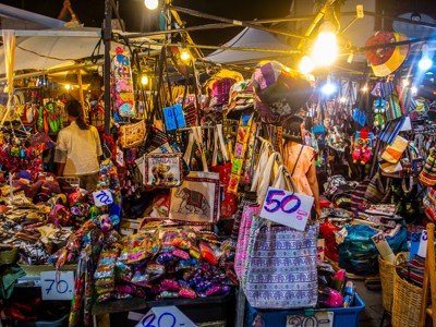 Drukke avondmarkt in Thailand met kleurrijke souvenirs en tassen, onderdeel van de Route Thailand 15 dagen.