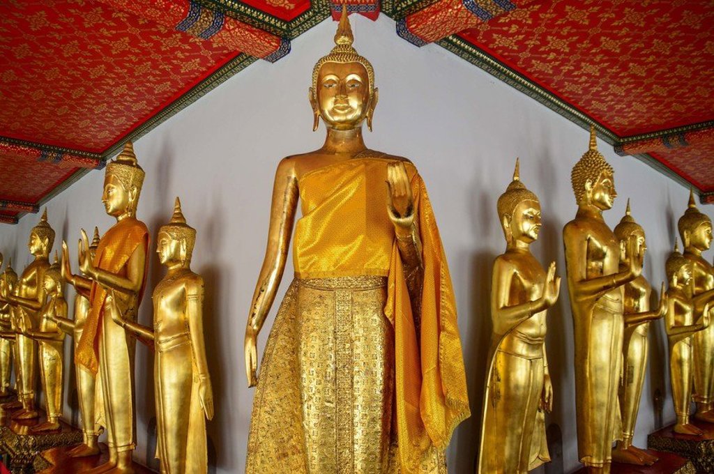 Witte tempel in Thailand met pagodedaken en groene bomen tijdens een groepsrondreis Thailand Hoogtepunten.
