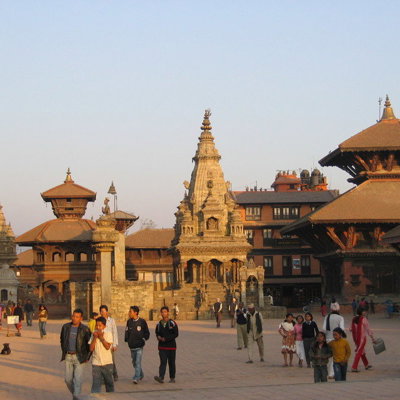 Patan Durbar Square met tempels en bezoekers in Kathmandu-vallei, Nepal, tijdens groepsrondreis Nepal Everest.