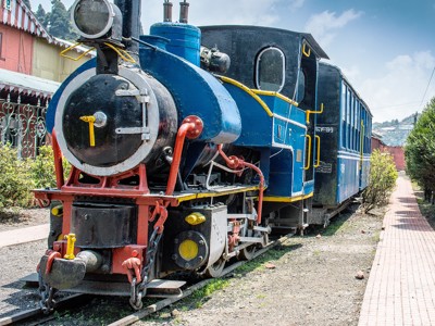 Blauwe stoomlocomotief van de Darjeeling Himalayan Railway op het station, route Sikkim en Bhutan.