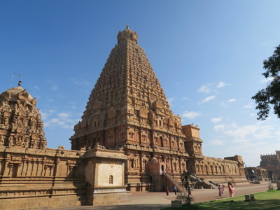 Brihadeeswarar-tempel in Thanjavur op de route Zuid-India, met hoge toren tegen een blauwe lucht.