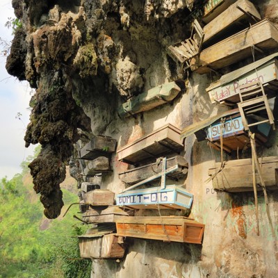 Hangende doodskisten aan een rotswand bij Sagada, Filipijnen.