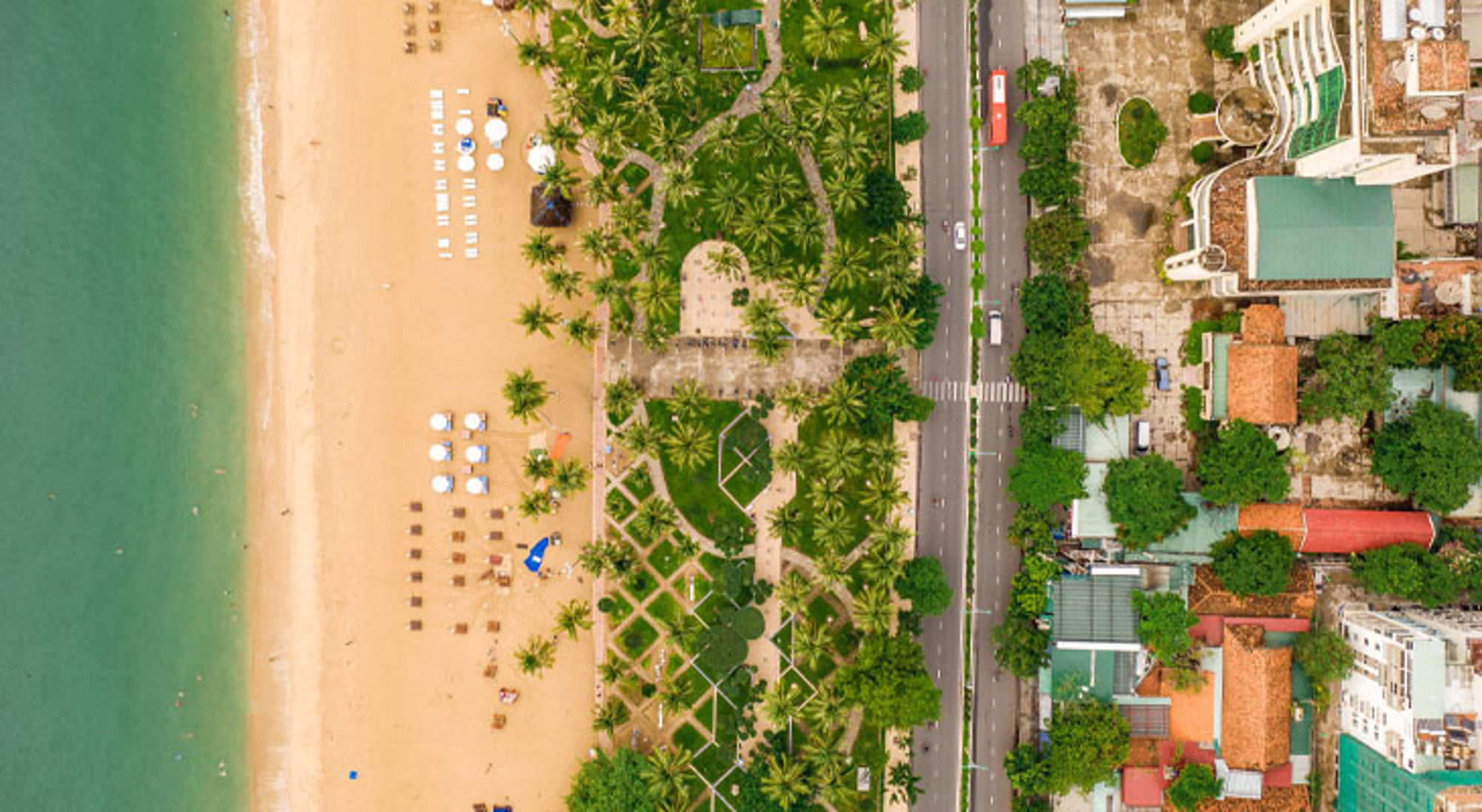 strandboulevard met palmbomen, zandstrand en zee in Vietnam.