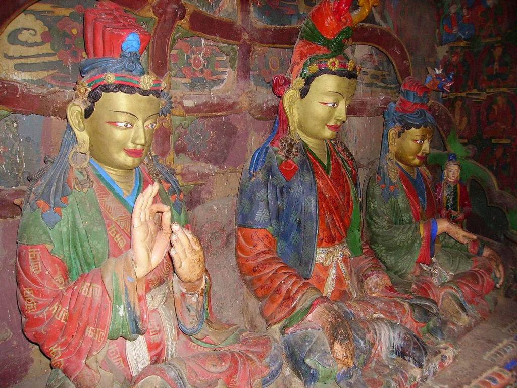 Boeddhistische beelden in een klooster in Tibet, tijdens groepsrondreis Tibet en Nepal.