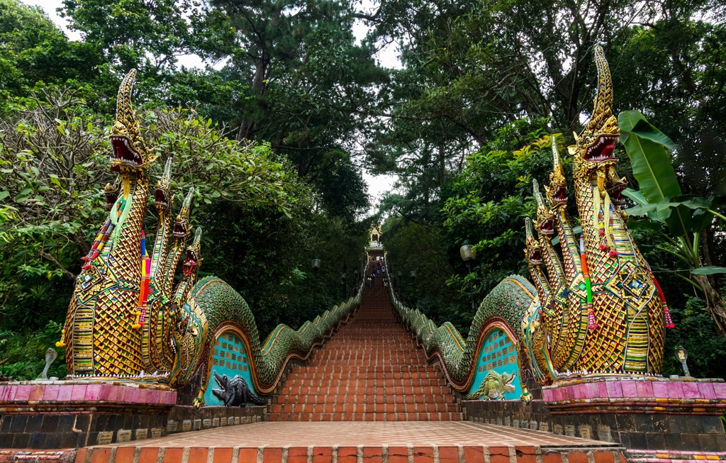 Trap naar een Thaise tempel met kleurrijke naga-slangen, tijdens familiereis Thailand Noord en Zuid.