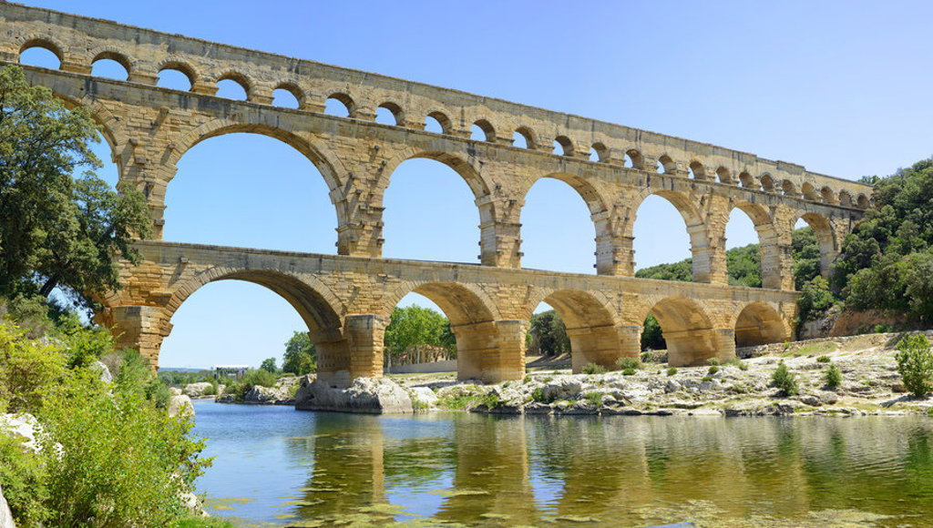 Pont du Gard aquaduct in de Provence, hoog boven de rivier.