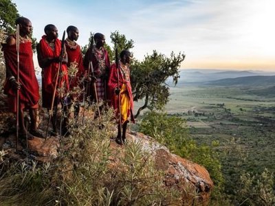 Masai-gidsen op een rots met uitzicht over de savanne in Kenia tijdens de route Kenia, Tanzania en Zanzibar.
