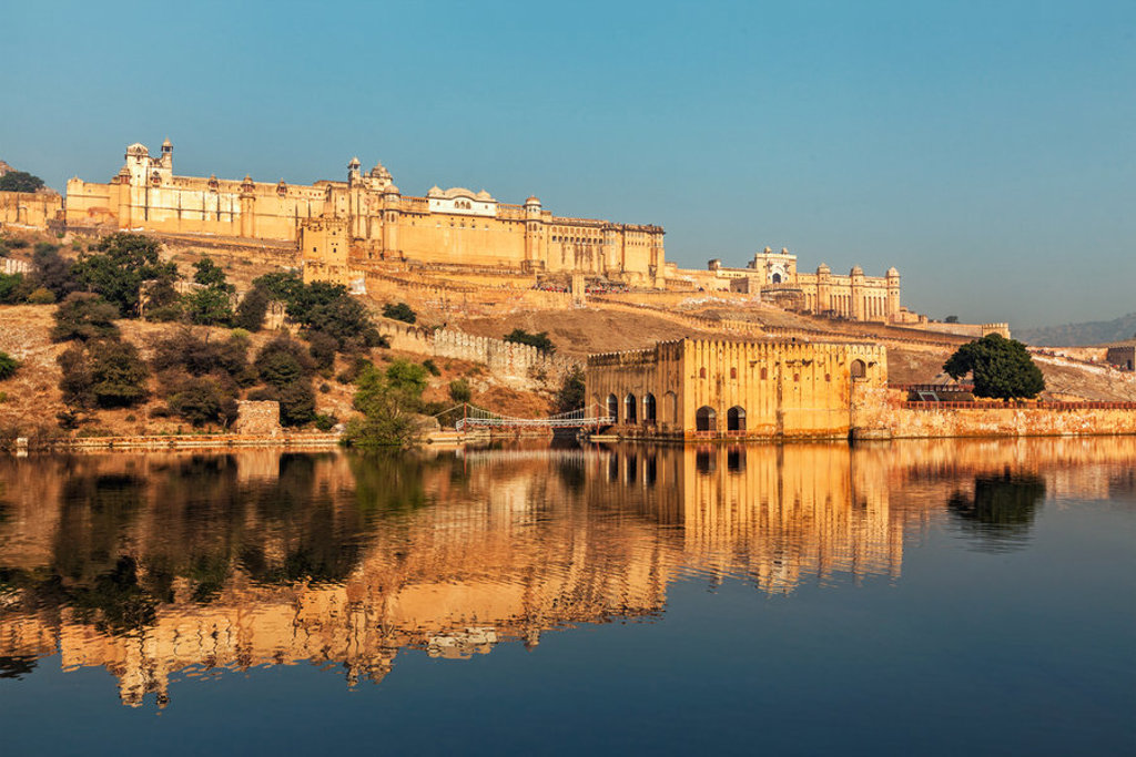 Amber Fort bij Jaipur weerspiegeld in het water tijdens de groepsrondreis Noord-India Compleet.