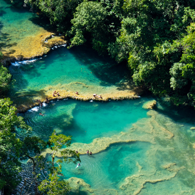 Turquoise rivierbaden in het regenwoud tijdens de groepsrondreis Guatemala en Copán.