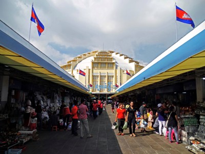 Centrale Markt in Phnom Penh met marktkramen en Cambodjaanse vlaggen.