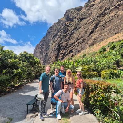 Uitzicht op groene berghellingen en dal op Madeira, Portugal.