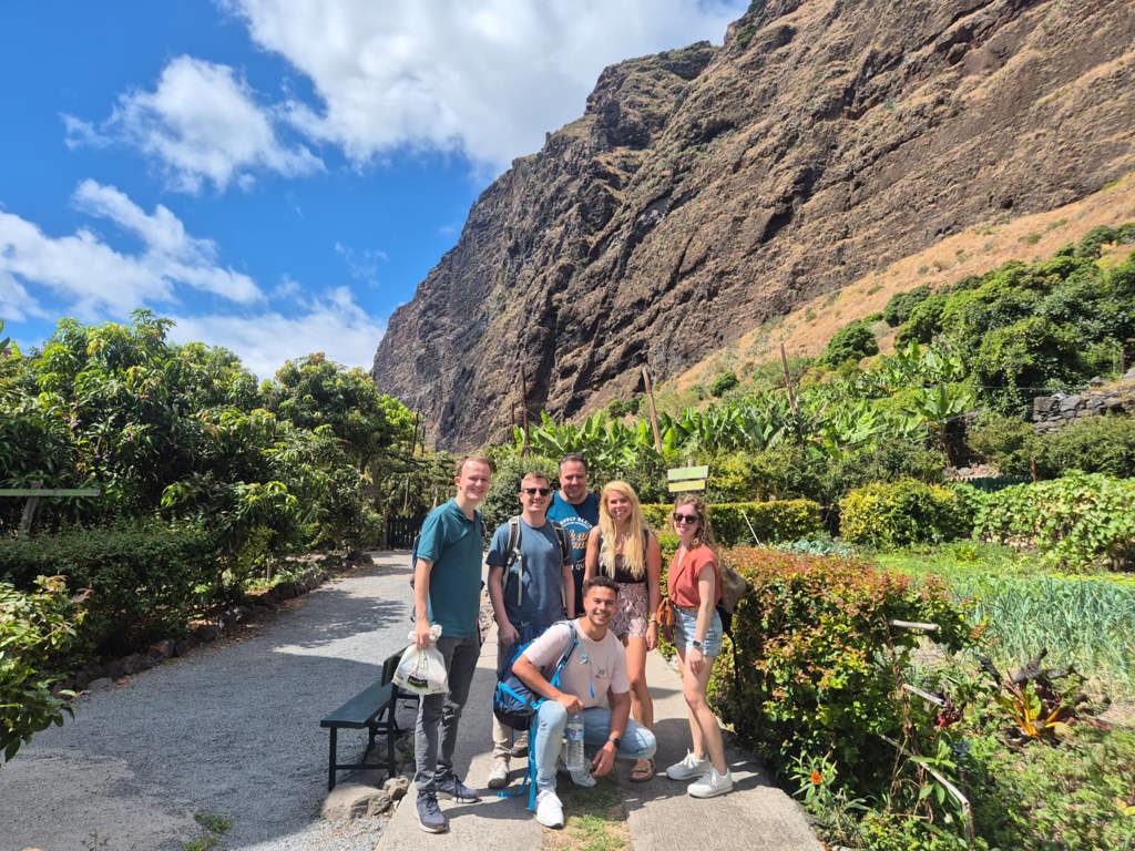 Uitzicht op groene berghellingen en dal op Madeira, Portugal.