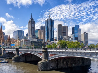 Skyline van Melbourne met Princes Bridge over de Yarra River op een zonnige dag.