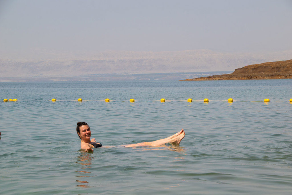 Reiziger drijft in de Dode Zee in Jordanië tijdens een 22-35ers groepsrondreis.