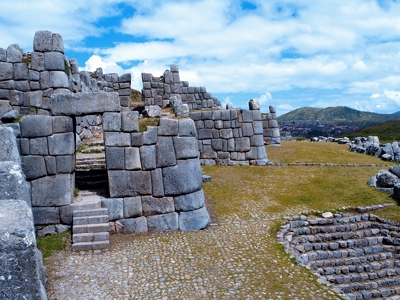 Inca-ruïnes van Sacsayhuamán bij Cusco langs de Route Peru, met massieve stenen muren en uitzicht op de vallei.