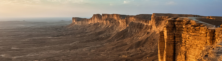 Zonsondergang boven de Tuwaiq-kliffen in Saoedi-Arabië tijdens een rondreis.